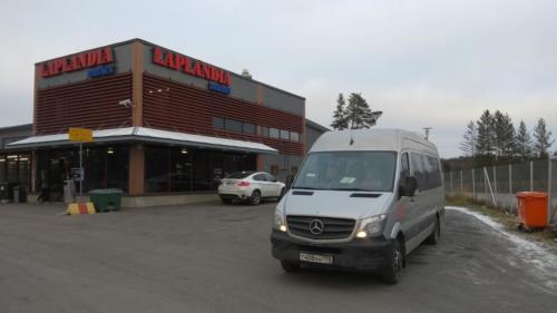 У магазина "Лапландия" (Финляндия)